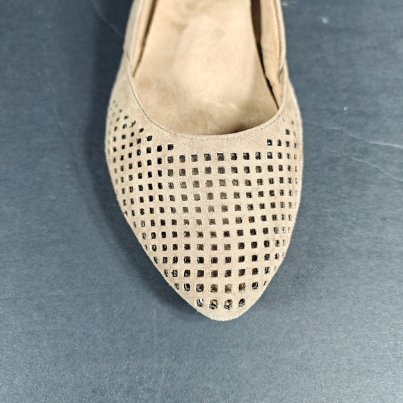 VIONIC Gem Pointed Toe Posey Perforated Ballet Flats Light Mocha Suede Size 6 - Picture 3 of 9